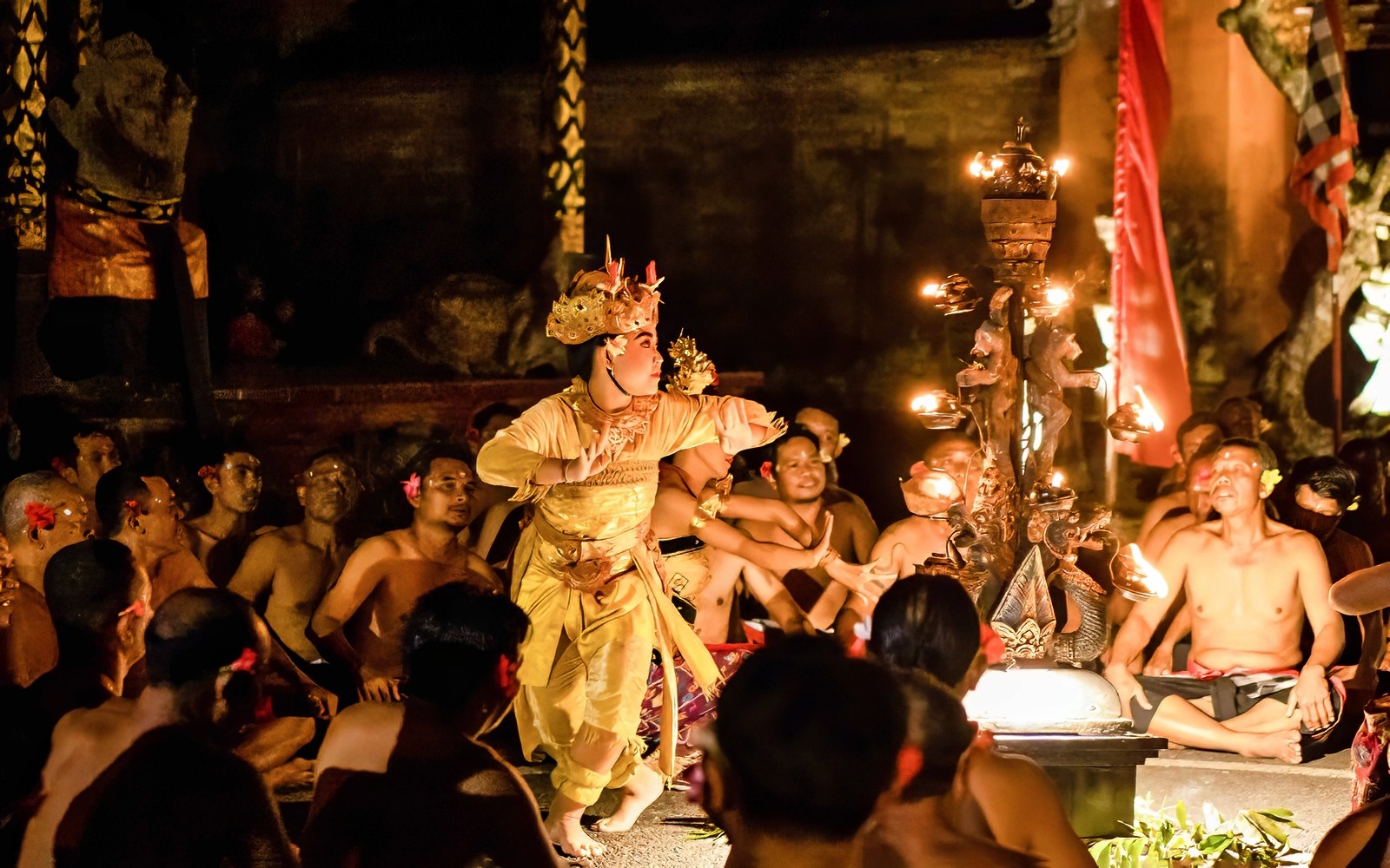 Penari Kecak tampil di Istana Peliatan Ubud