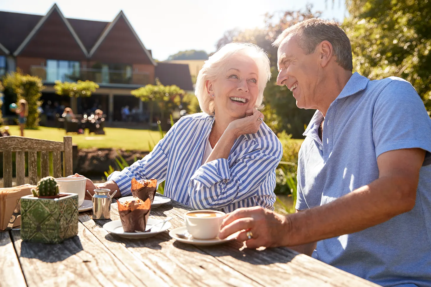 Illustrasjonsbilde av en kvinne og hennes mann som sitter på terrassen og drikker kaffe.
