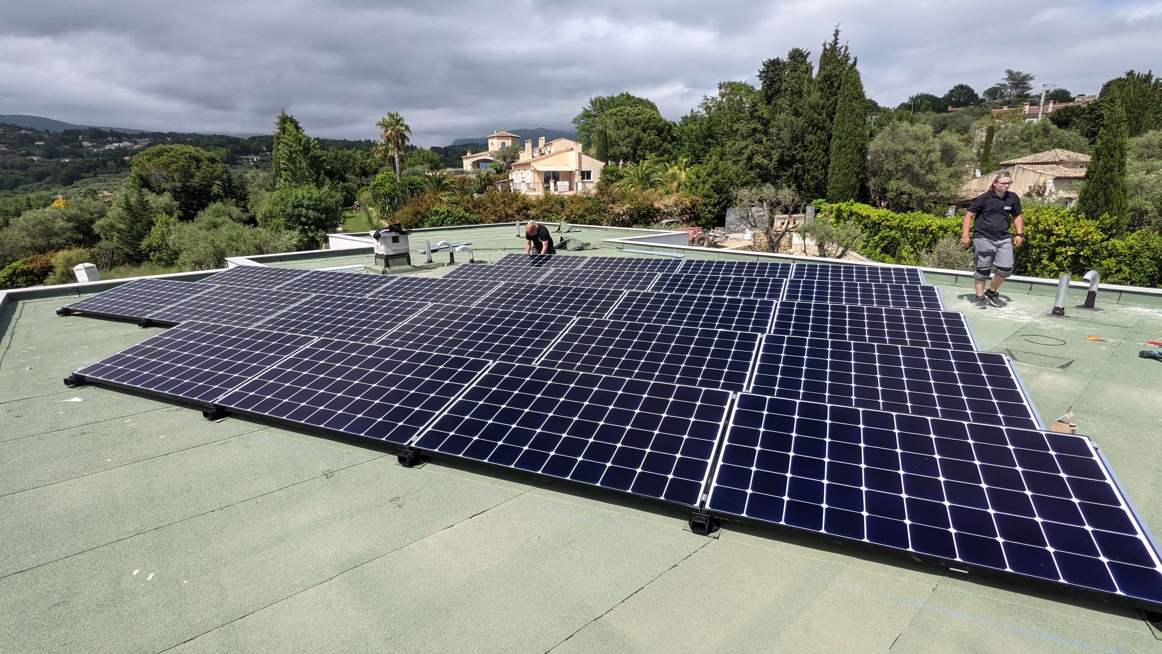 Panneaux photovoltaïques posés par l'équipe Bolidum