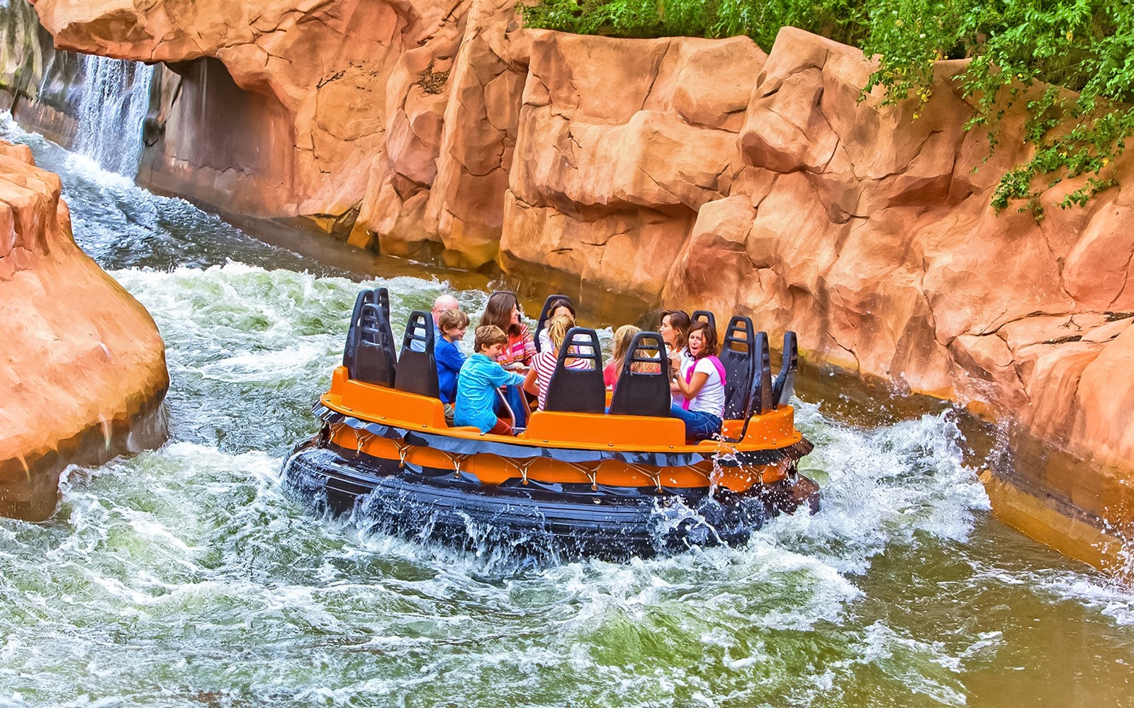 A turisták élvezik a Radja River vadvízi utazást a Walibi Belgiumban.