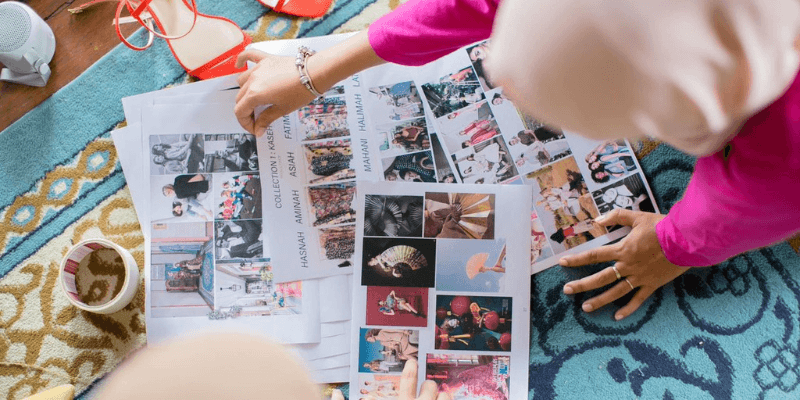 Team designer di Misslilyshop meneliti konsep photoshoot untuk koleksi baju Muslimah.