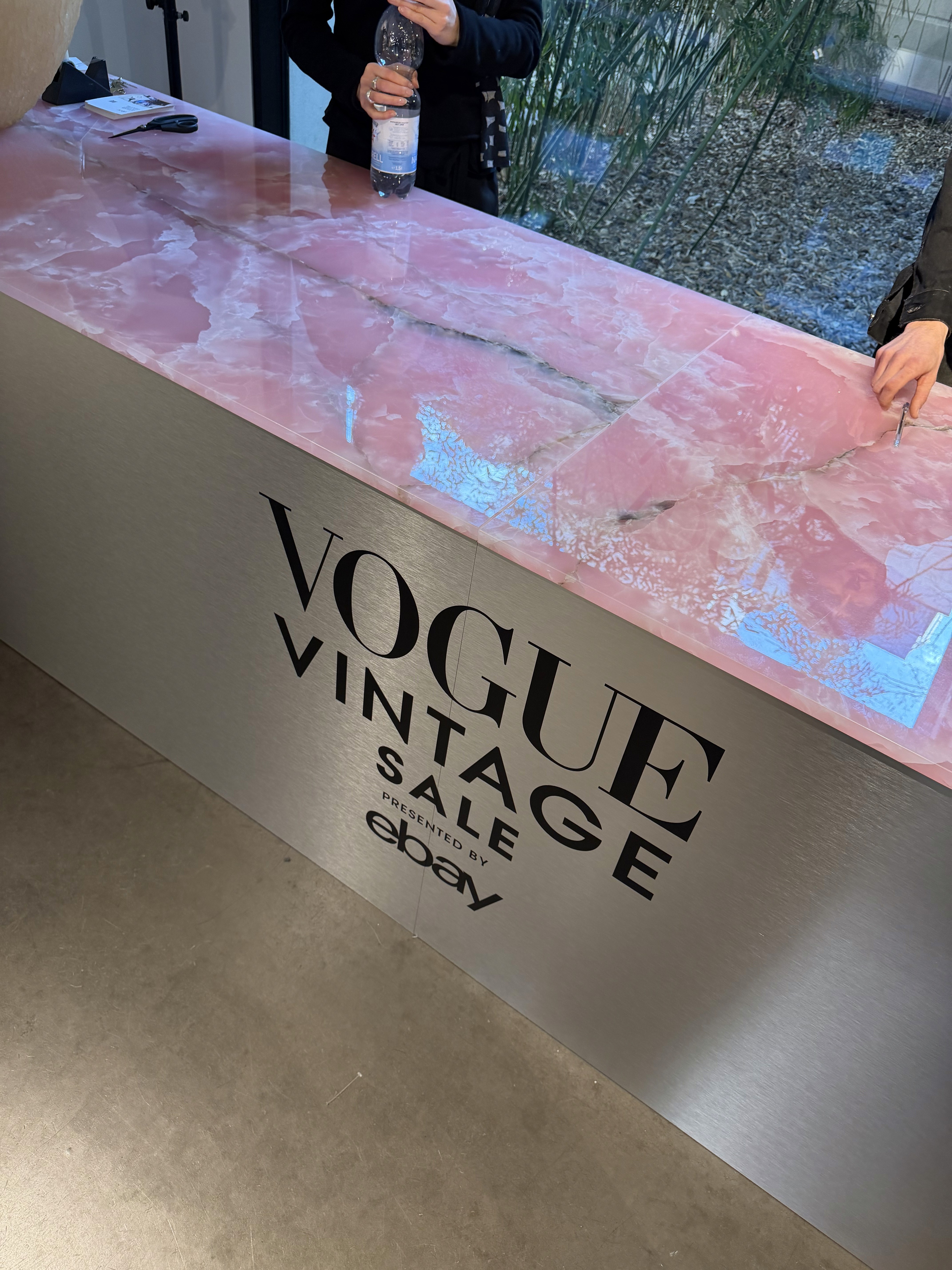 Seltener Classic Pink Onyx als Empfangstischplatte für hochwertiges Event Design