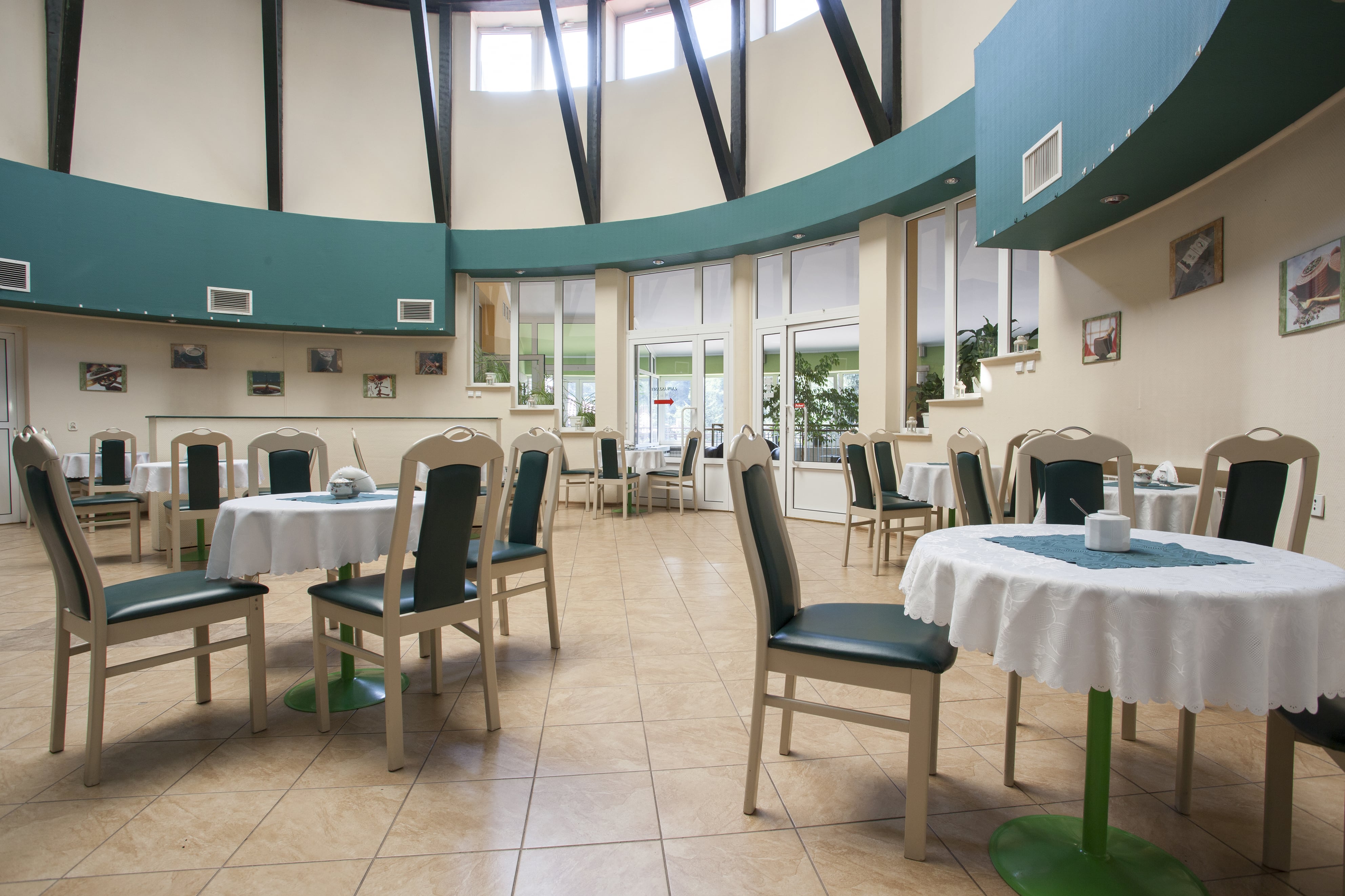 Jadalnia ze stołami i krzesłami