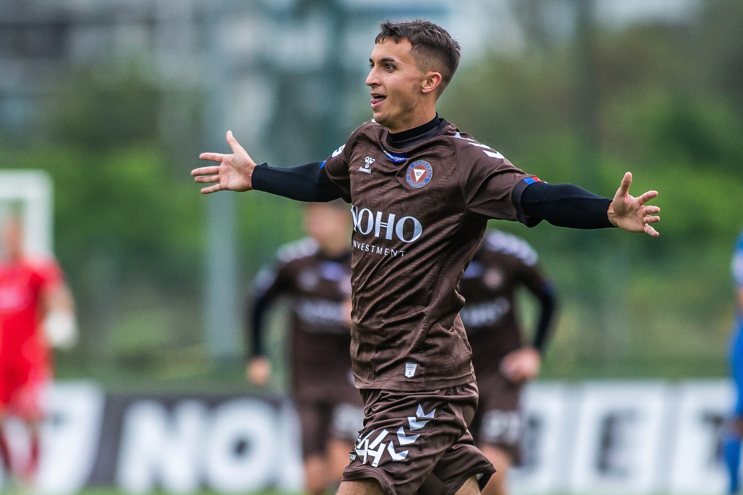 Vacation fund card showing $3,000 saved out of $5,000, with team members and due date