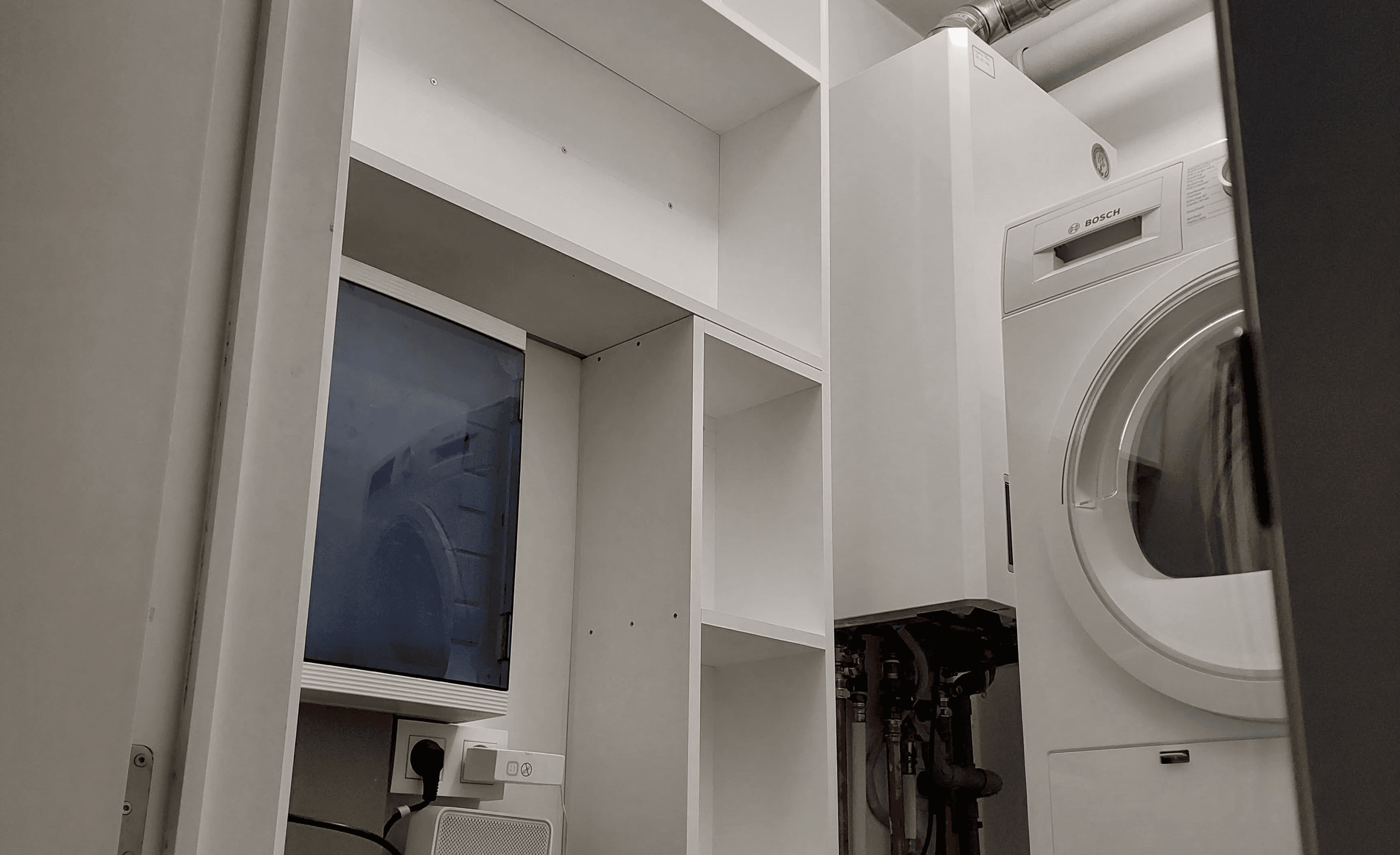 Een simpele en uiterst praktische voorraadkast in een bergruimte waar ook een wasmachine en droogkast staat