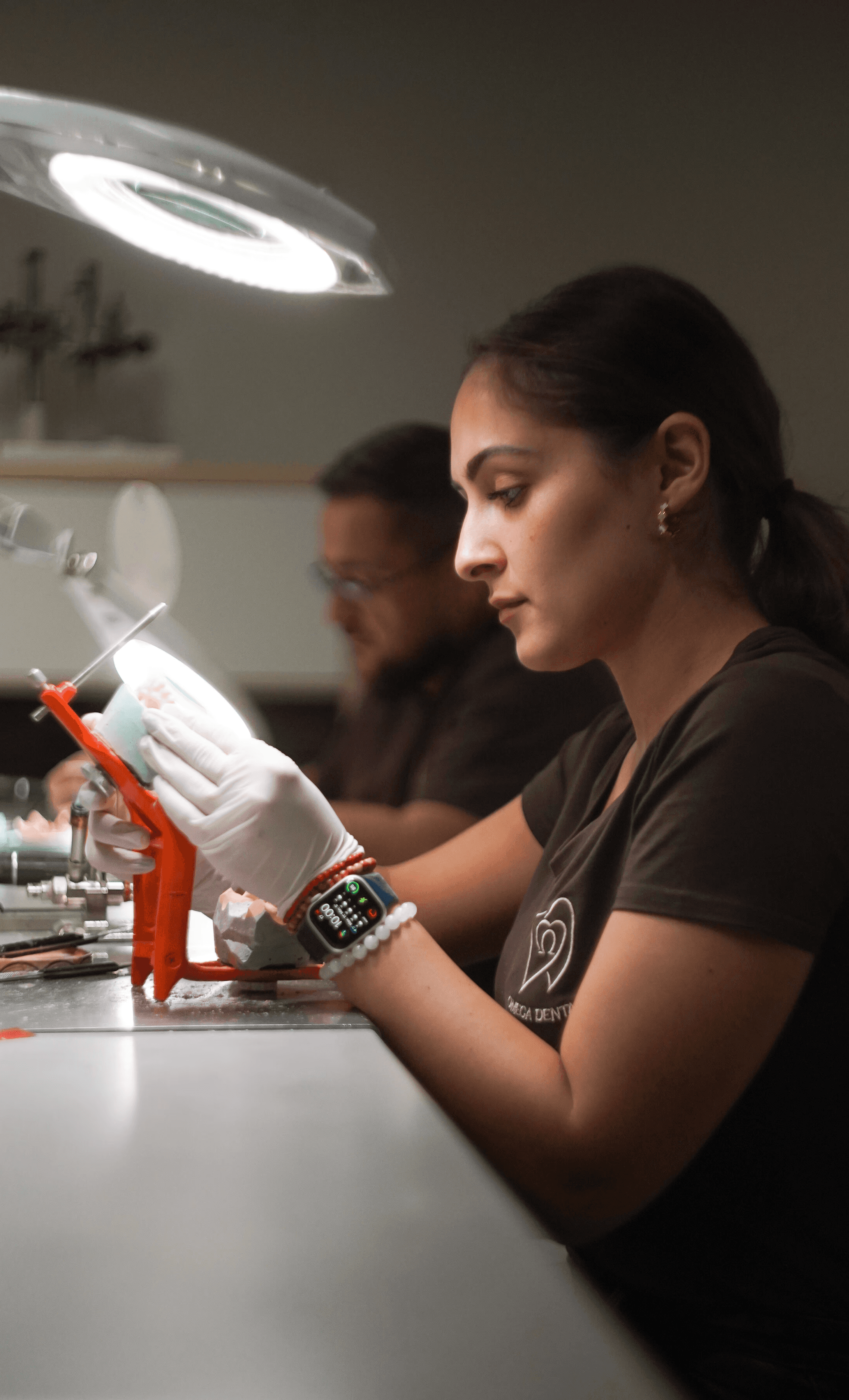 ubná techníčka Omega Dental pracuje na zubnej náhrade pod presným osvetlením v laboratóriu