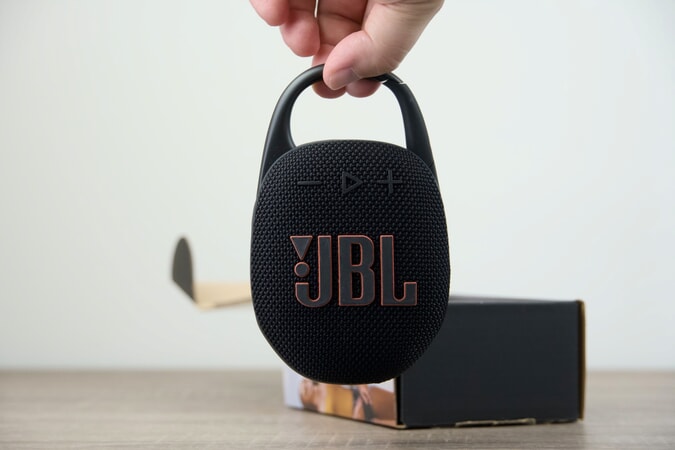 JBL Clip 5 – kompakt og bærbar Bluetooth højtaler med integreret karabinhage og vandtæt design