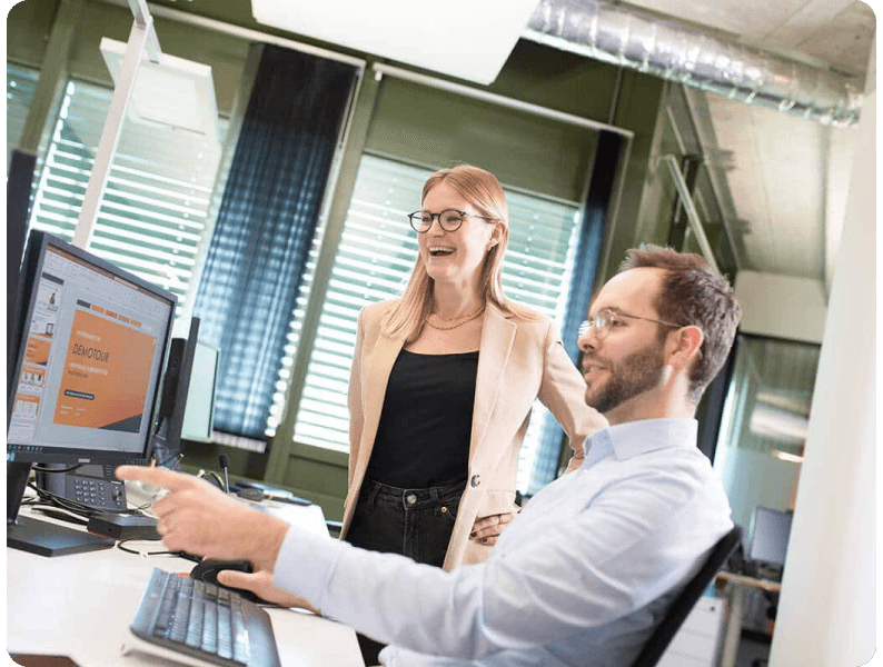 Two Sovendus employees at a modern workspace in the Sovendus office