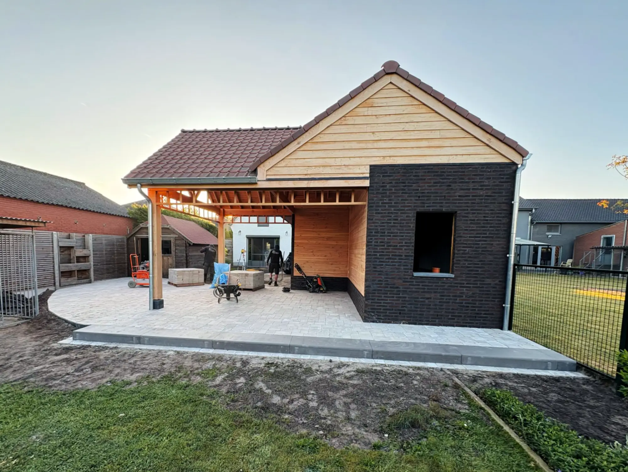 Totaalprojecten: tuinhuizen, overkappingen, tuinaanleg, afwerking, grondwerken en meer in Pelt en omstreken door Boogerd Bestratingen.