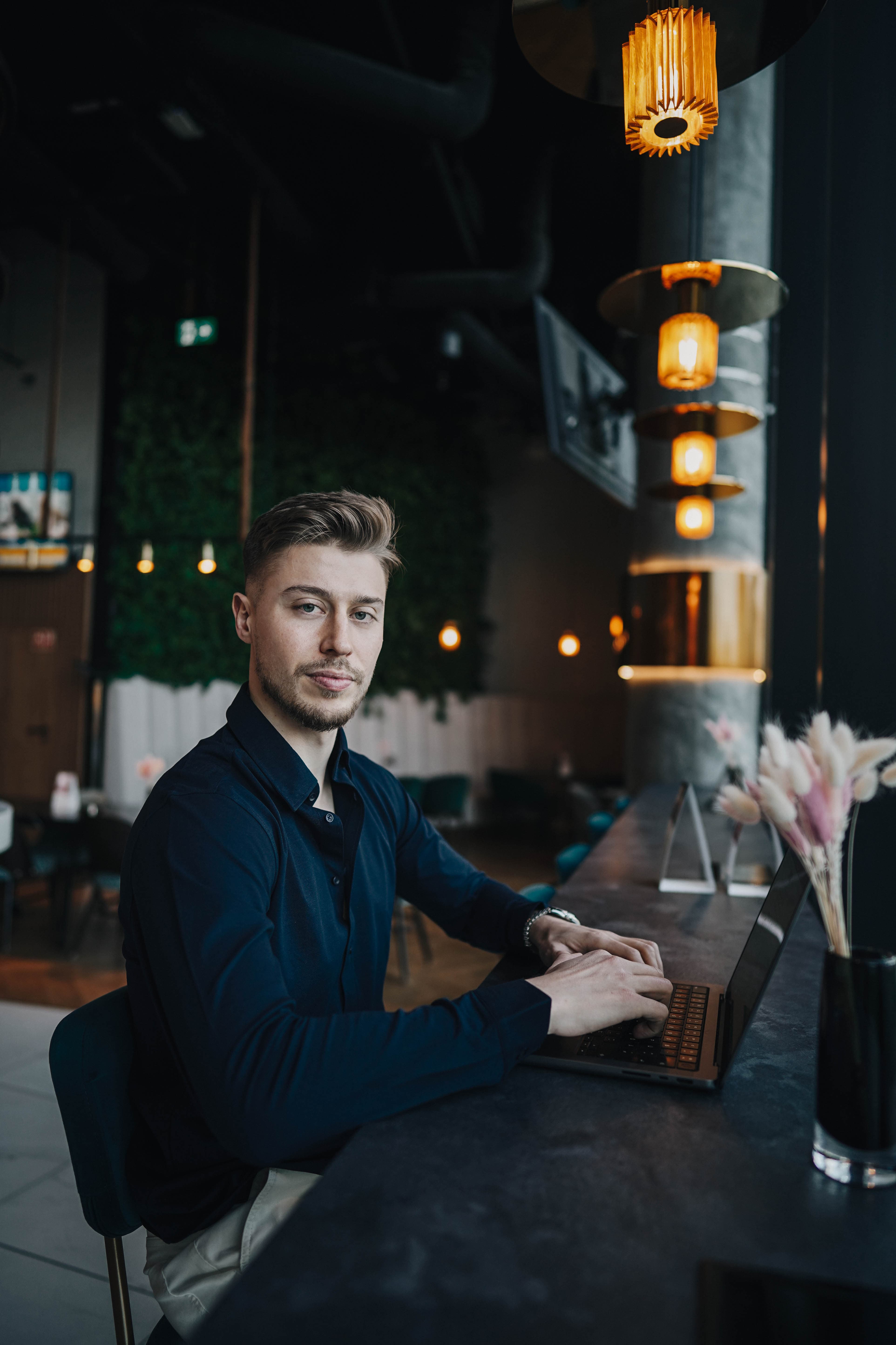 Ein bild von Lasse landeck am Laptop