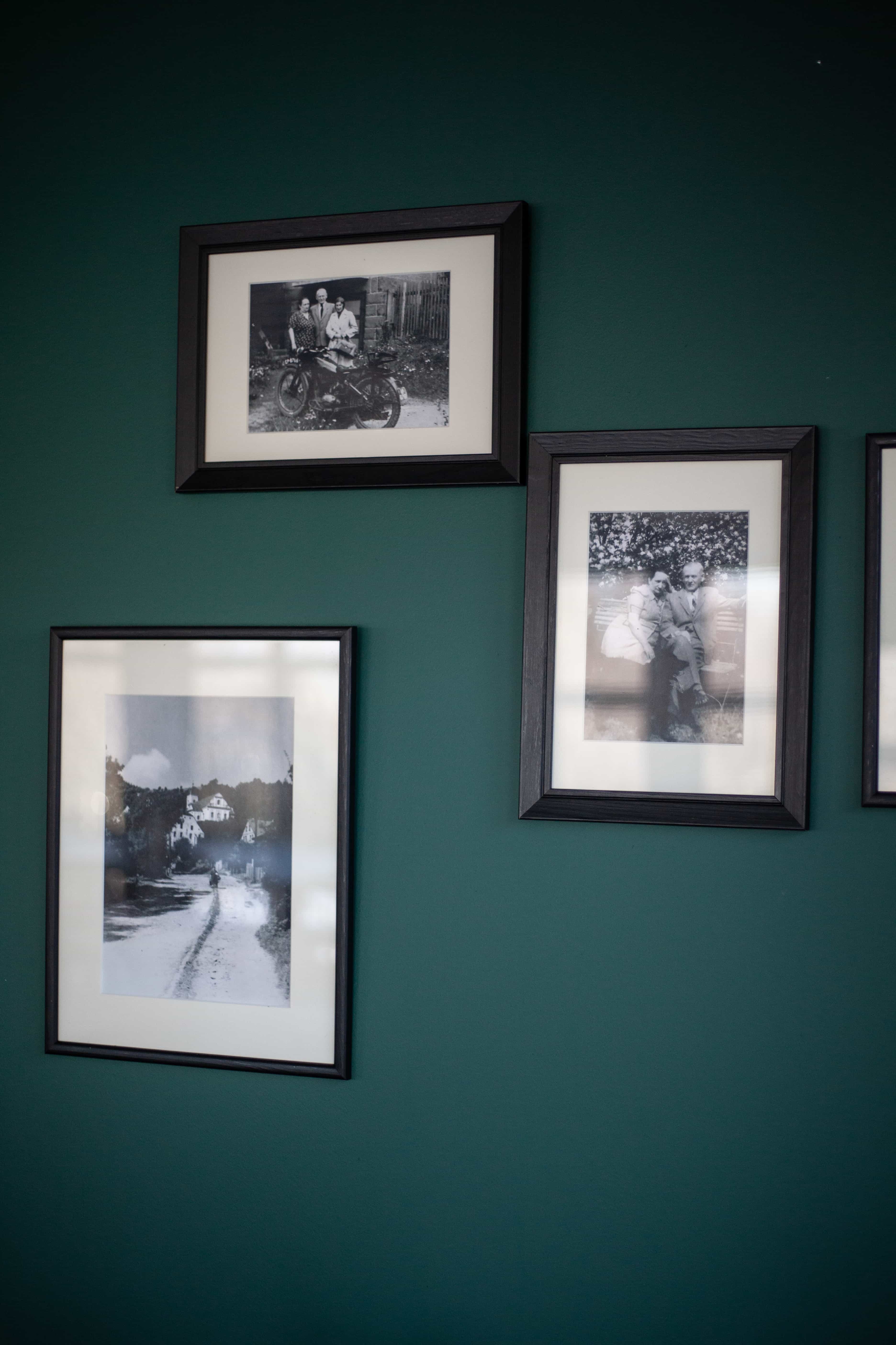 Stare historyzne obrazy w hotelu Villa Stara Apteka w Srebrnej Górze