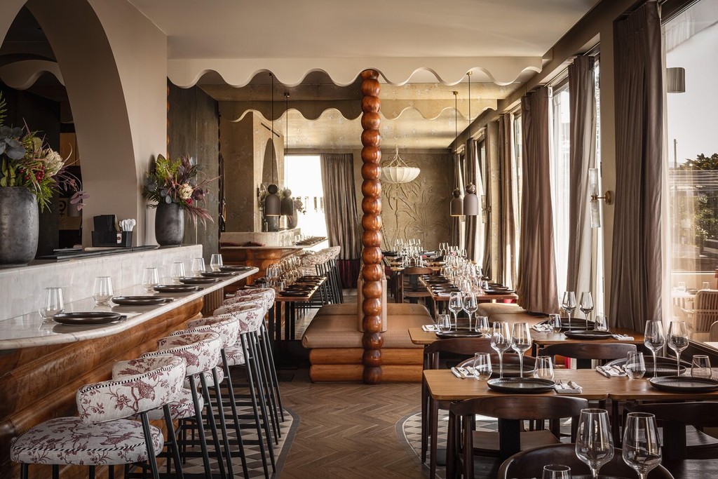 Na Mouche restaurant interior in Colares near Villa Flora