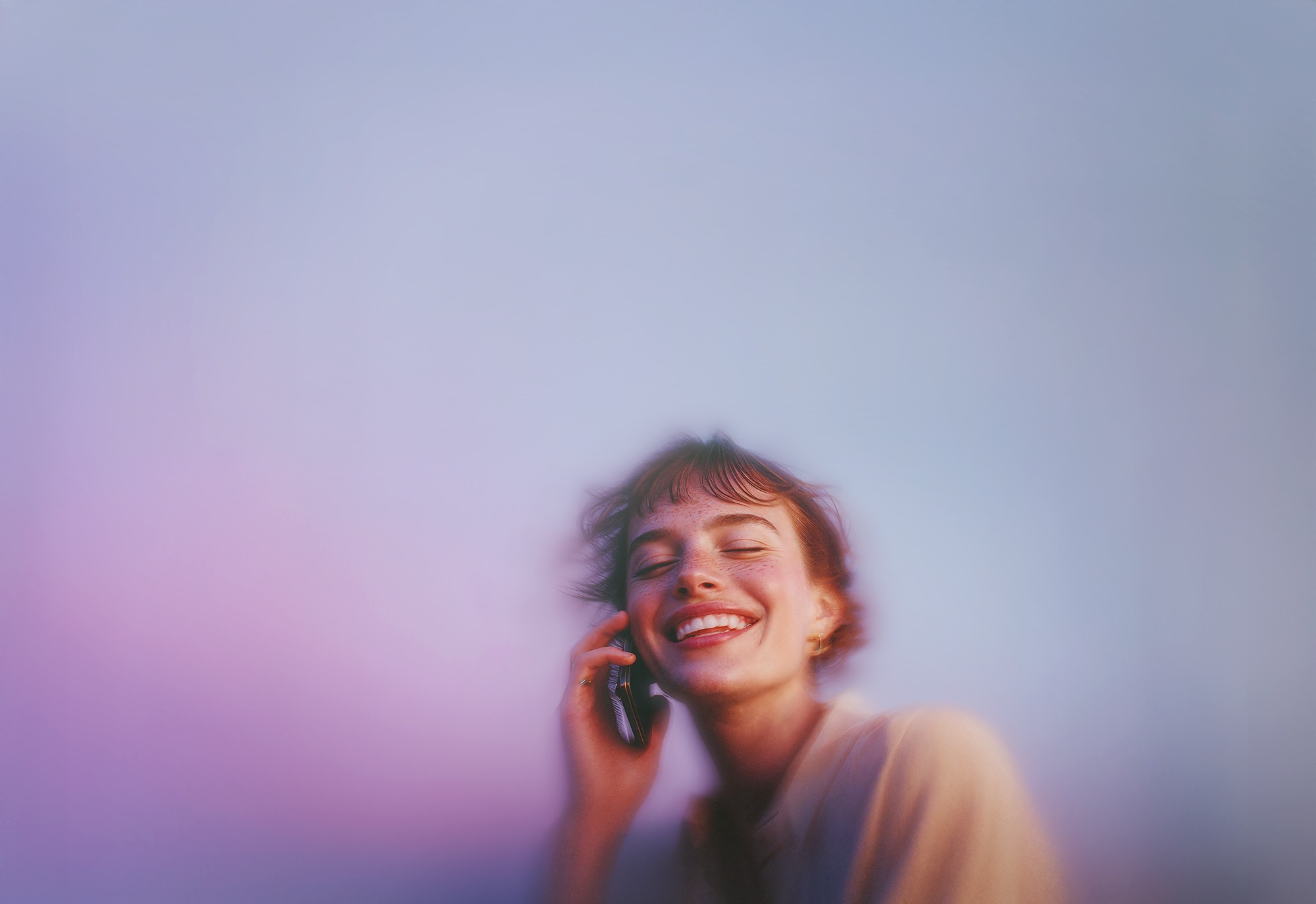 Una mujer con rizos suaves está de perfil, sosteniendo un teléfono móvil en su oreja, mientras mira ligeramente hacia arriba. Lleva un suéter de color morado claro y el fondo es minimalista, con un espacio blanco limpio.