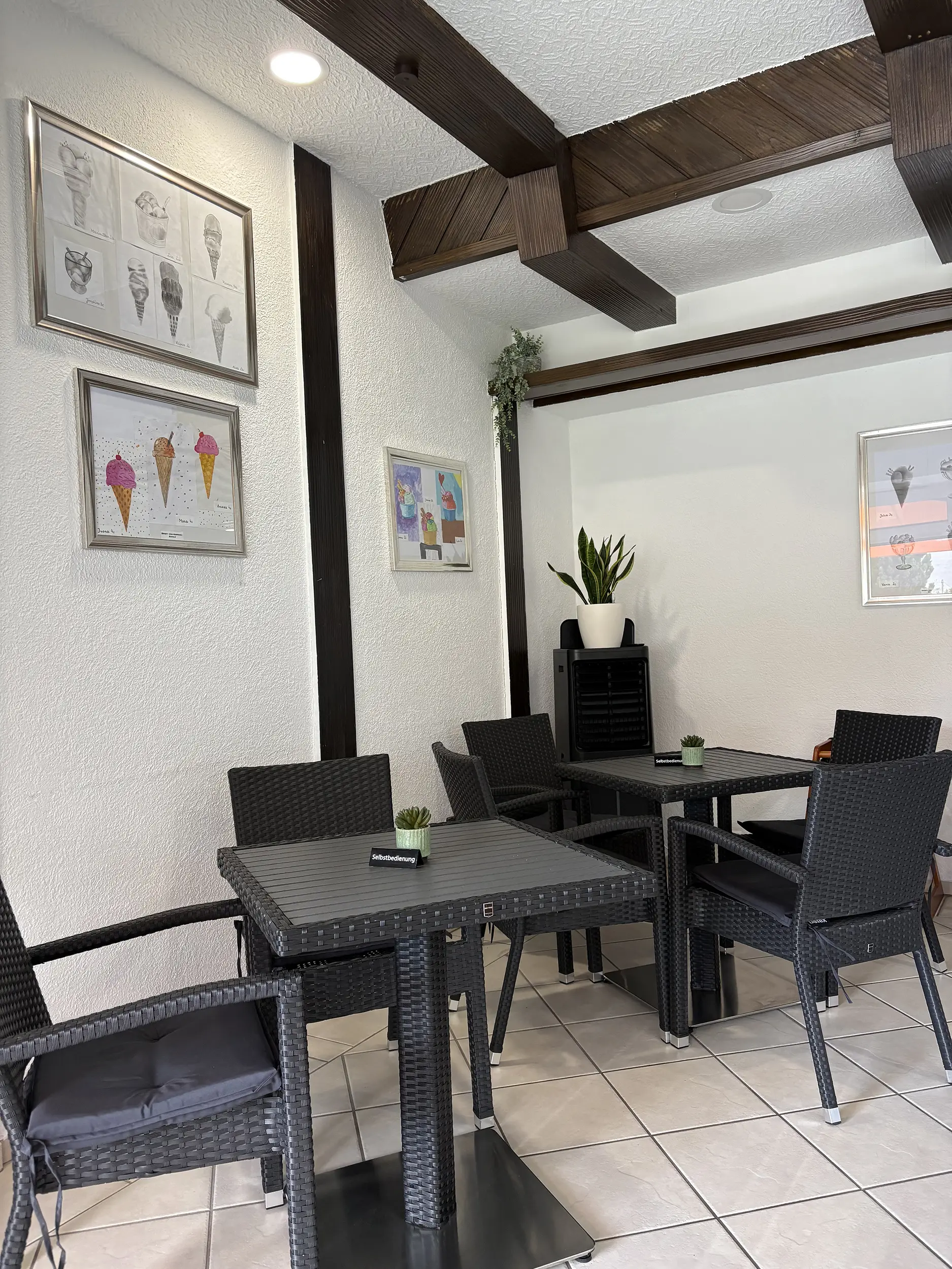 Gemütlicher Sitzbereich im Eiscafé Eis Carlo