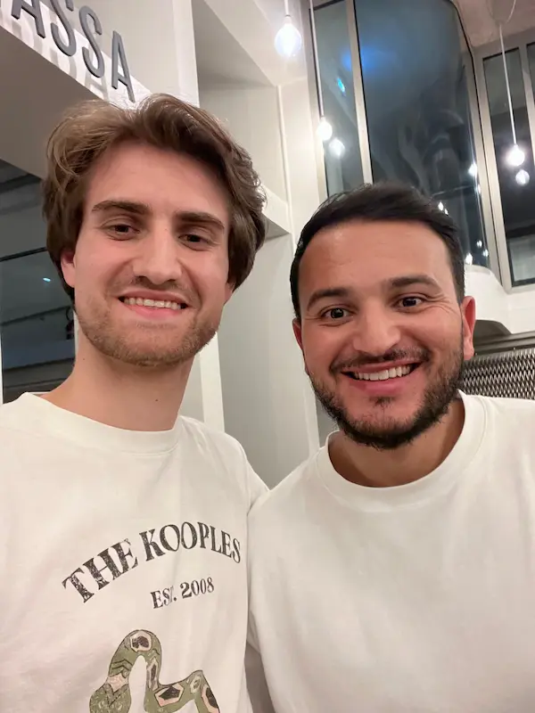Corentin Raedisch ostéopathe à Saint-Etienne en séance avec Mahé en loge avant son spectacle