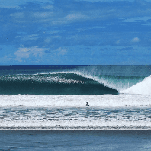 Large wave crashing on shore – surfboard rental in playa-colorado