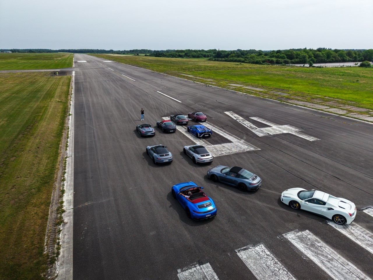 Vue aérienne de voitures de sport sur la piste d’un aérodrome, road trip Bretagne