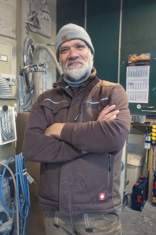 Jens vom Steinmetzbetrieb Wandscher in der Werkstatt in Oldenburg