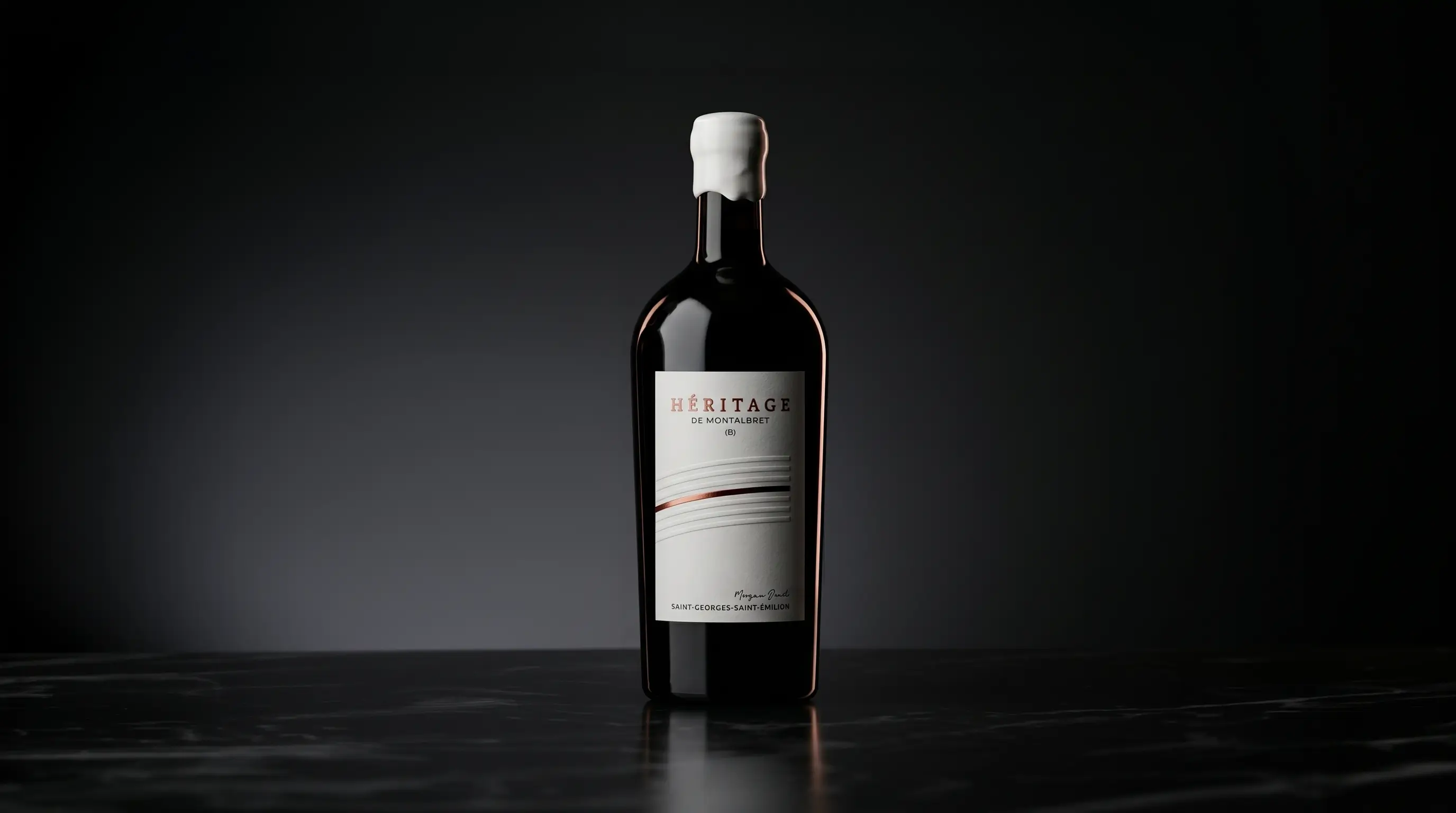 Bouteille de vin au design sobre et luxueux.