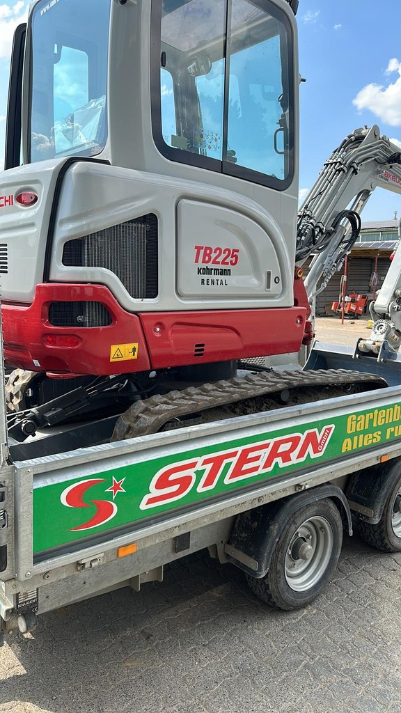 Moderner Minibagger für präzise Erdarbeiten & Baugrubenaushub – STERN Gartenbau in Bad Krozingen. Zuverlässiger Galabauer mit eigener Technik.