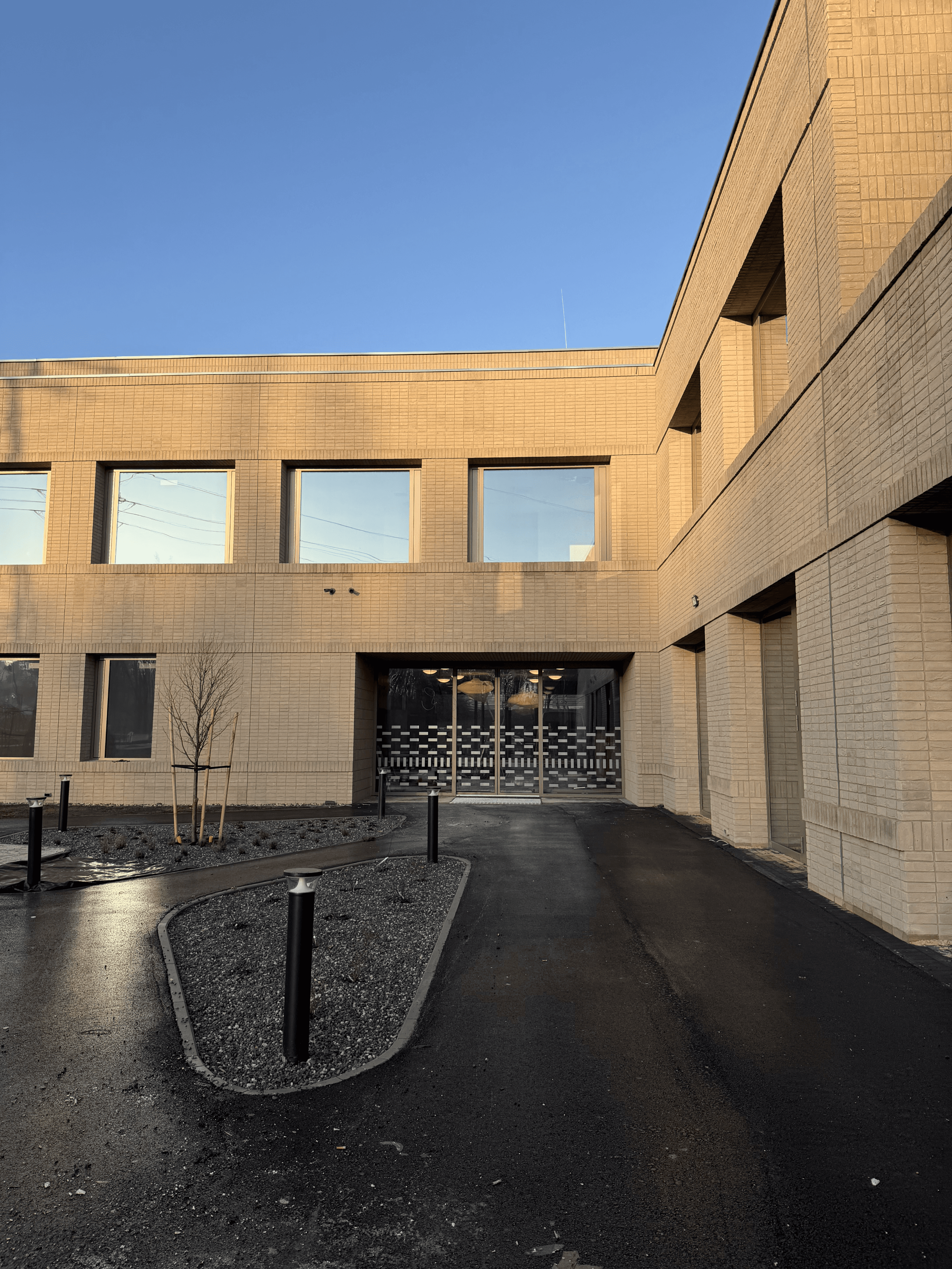 Elewacja z nietypowej cegły betonowej – projekt WhiteBrick