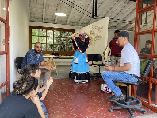 Dos artistas colaborando en el espacio de Cobertizo residencia artística, Jilotepec, México