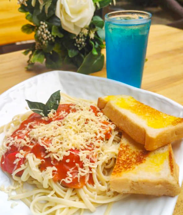 sadati forest restaurant special spaghetti with toast and blue iced tea