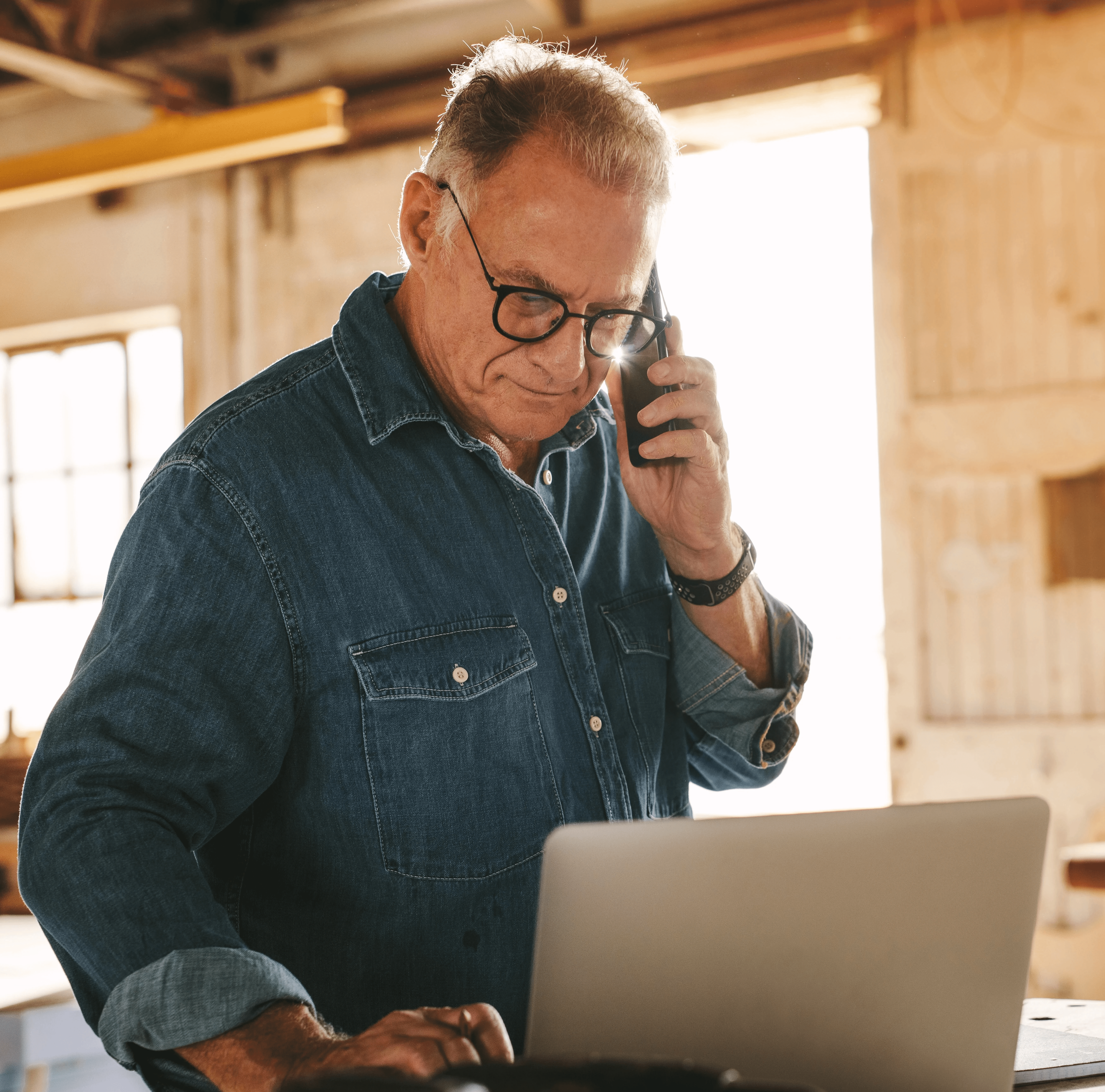 Erfahrener Handwerks-Geschäftsführer telefoniert