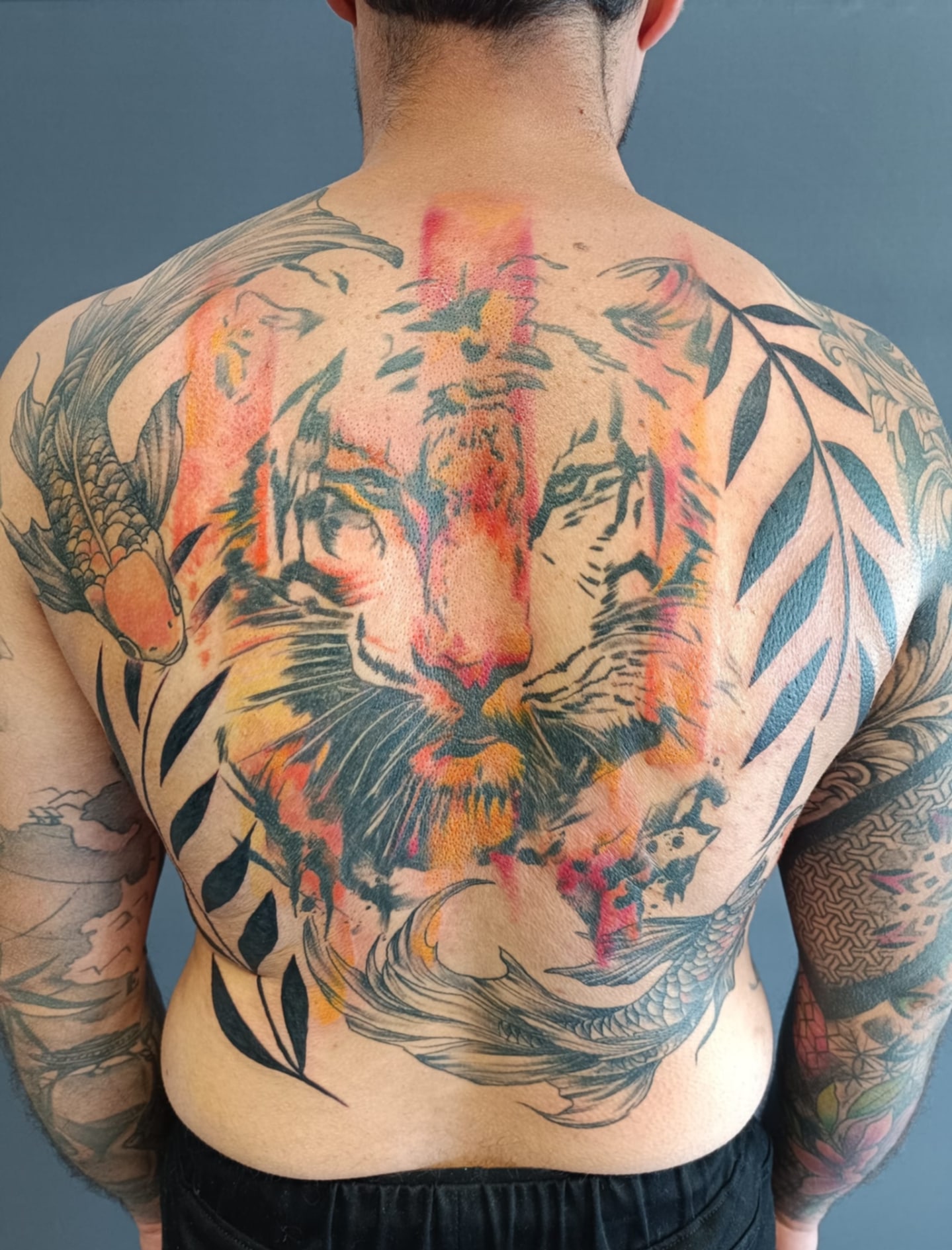 tatouage dos complet d'un tigre en couleurs