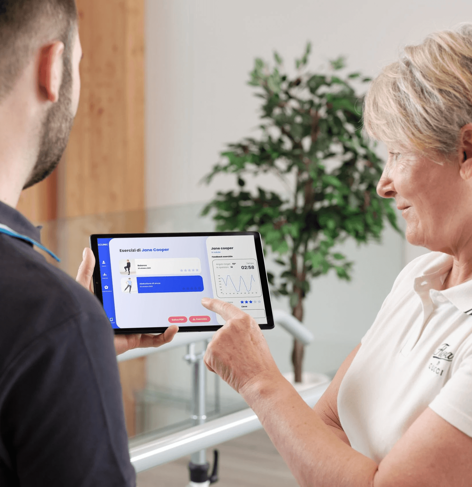Paziente e professionista che utilizzano insieme Euleria Gym, guardano i risultati degli esercizi appena svolti