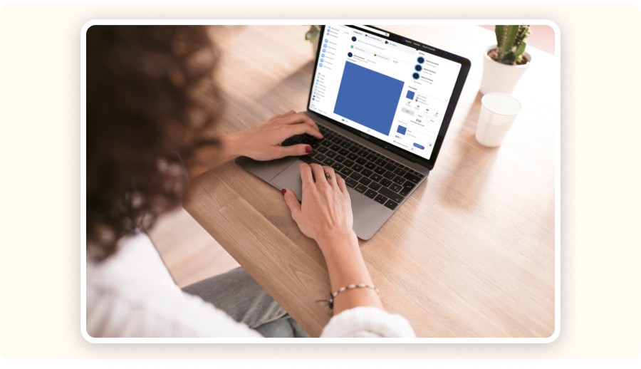 Personne utilisant ordinateur portable avec interface Facebook ouverte.&nbsp;