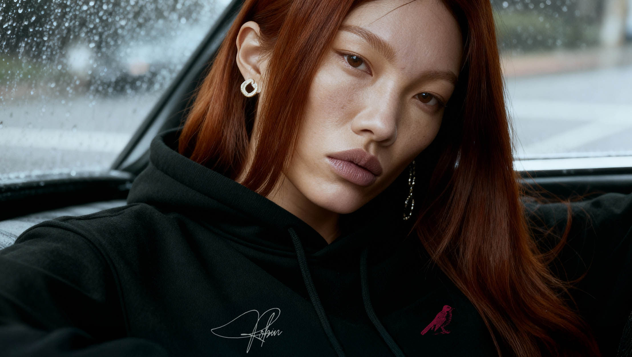 robin-capital-ai-fashion-woman_car-closeup