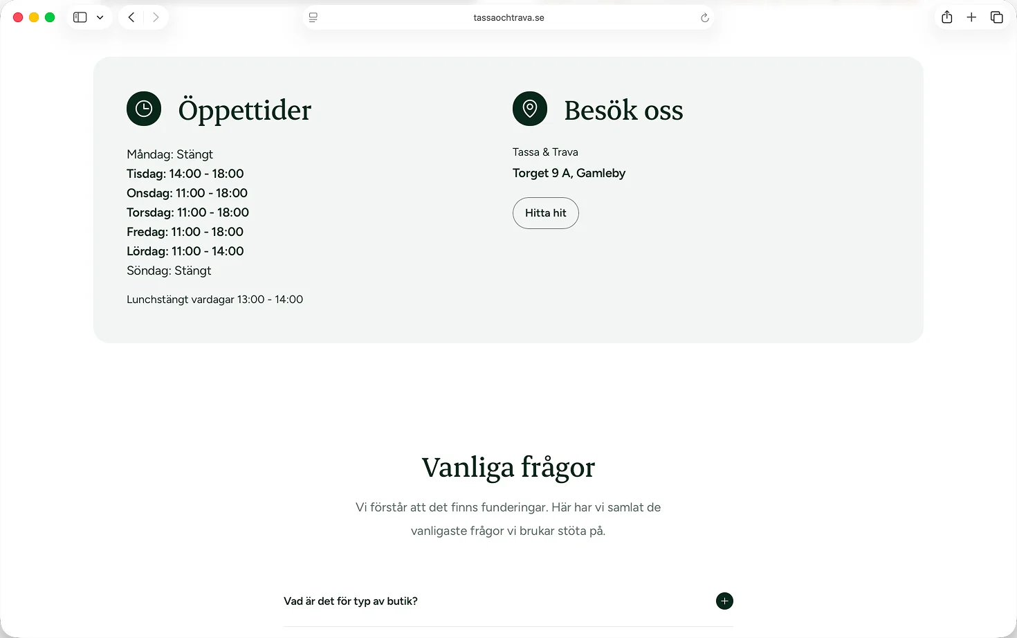 Öppettider och adress till Tassa & Trava i Gamleby, visat på hemsidan.