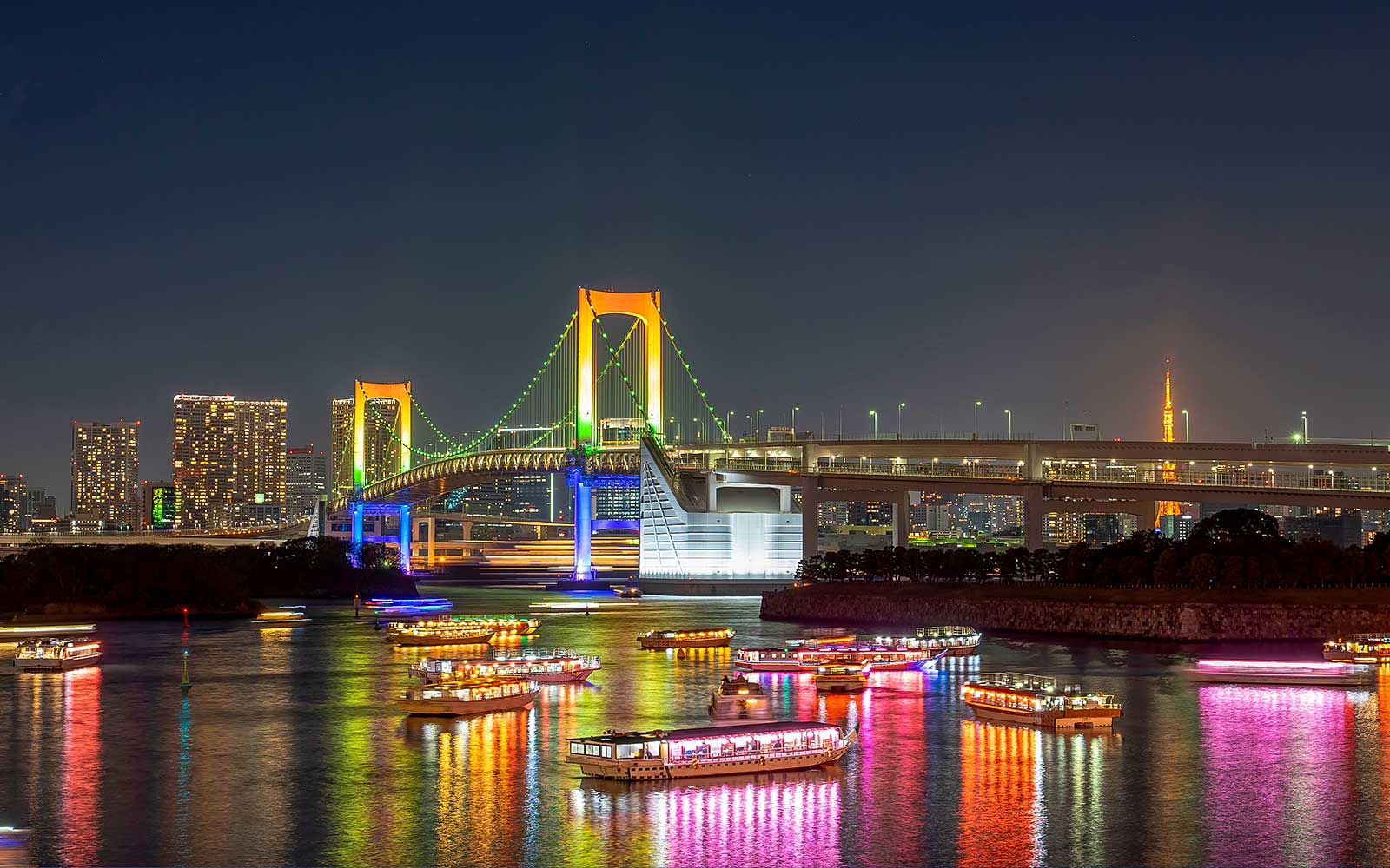 东京湾的彩虹桥和船屋