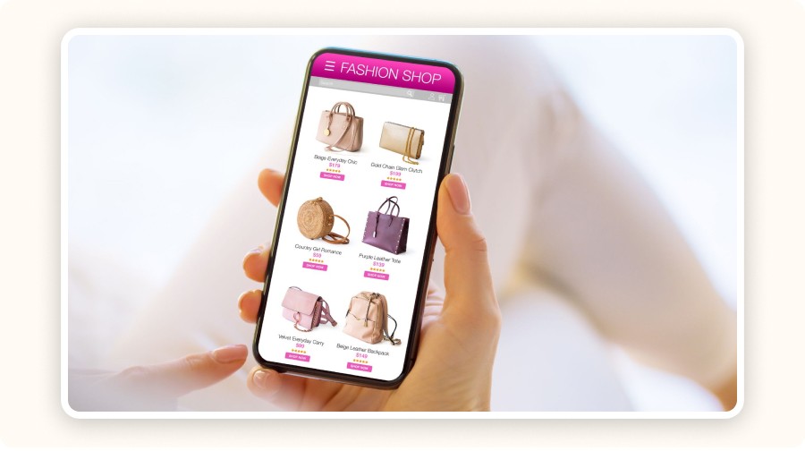 Écran de smartphone affichant une boutique en ligne de sacs avec photos, prix et boutons d’achat