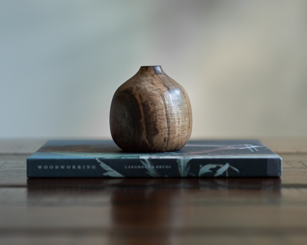 A bottle of daisy perfume with floral accents.