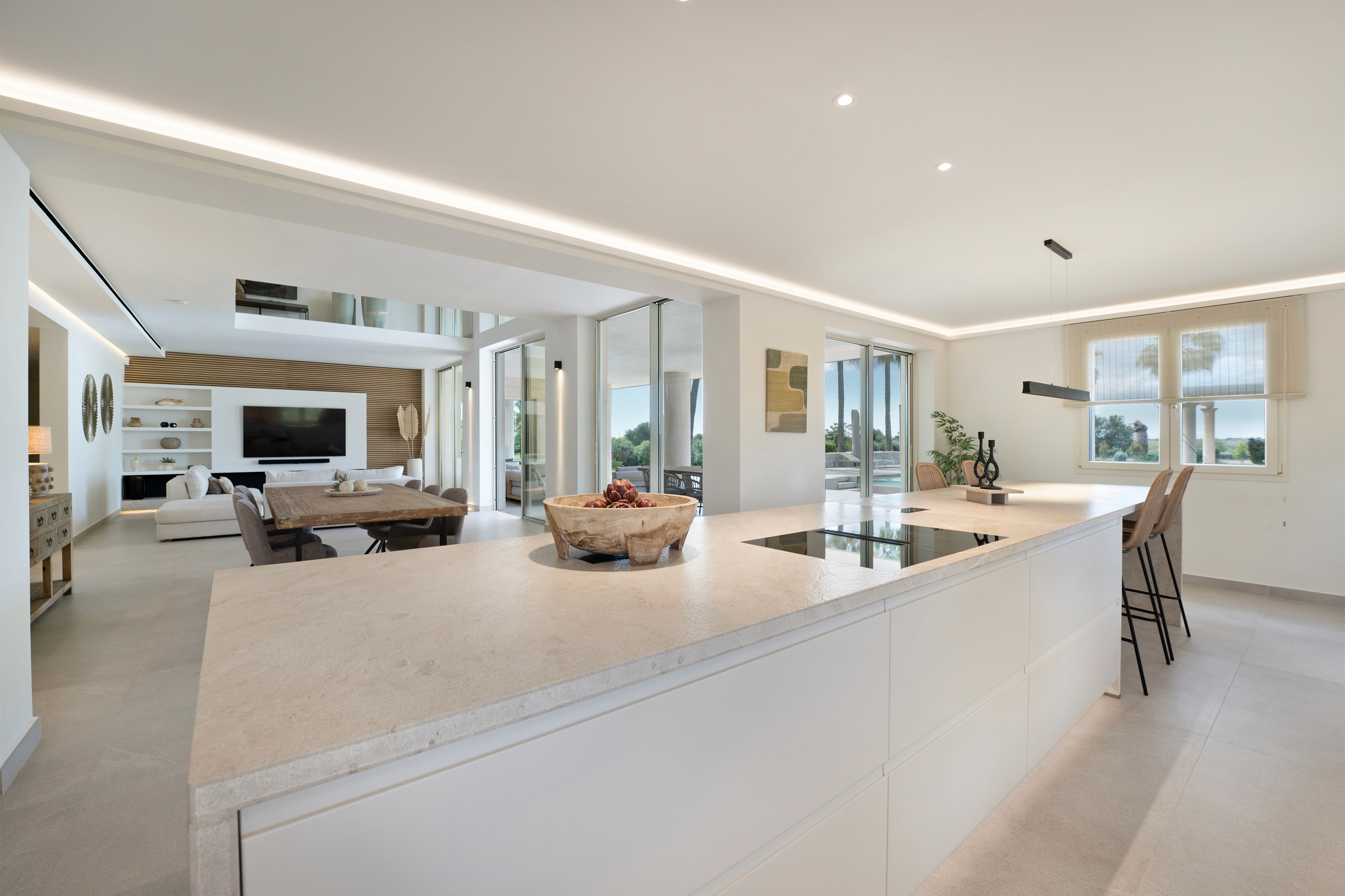 Moderne Küche der Villa in Llombards mit Kochinsel, hellen Materialien und offenem Raumkonzept