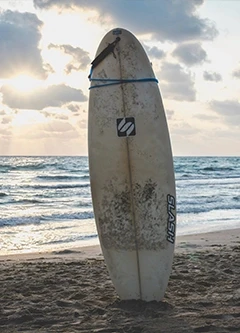 Shortboard sur la plage