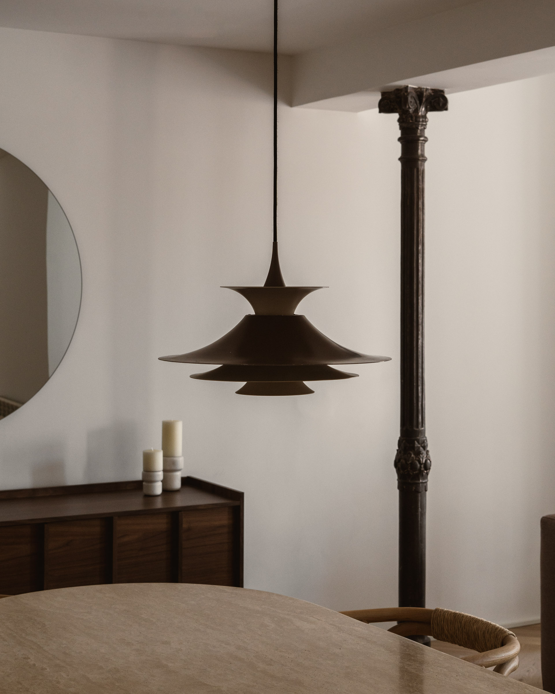 Pendant light and dining area detail in a Madrid home designed by Atrato Estudio