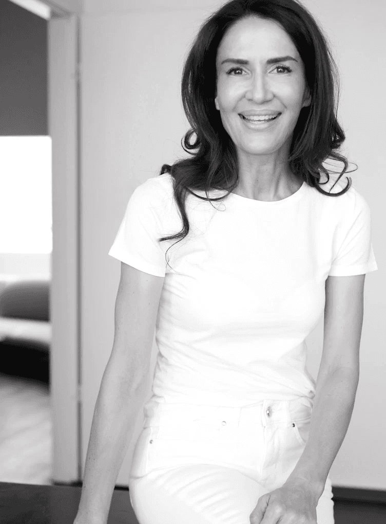 Frau in weißem Rundhals-Shirt, die lächelt