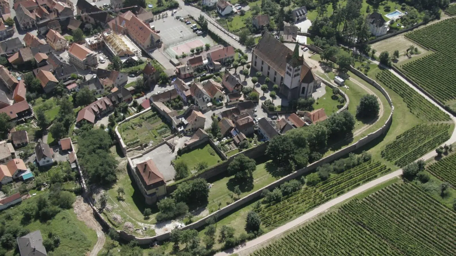 Remparts du XIIIe siècle, Tour des Sorcières, vignoble et gastronomie alsacienne : Châtenois est l'une des cités fortifiées les mieux préservées d'Alsace.