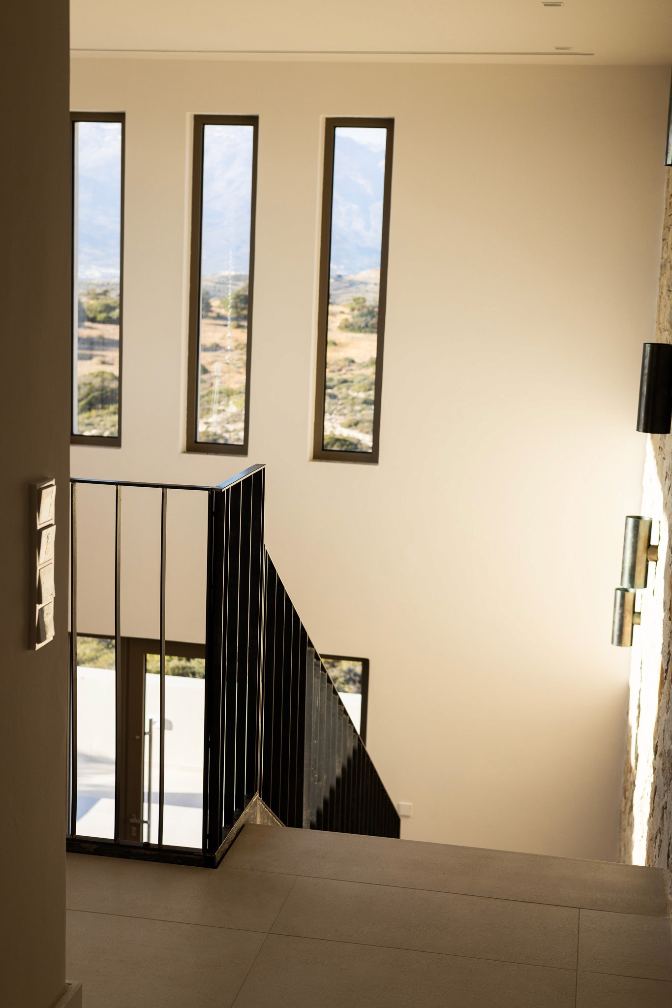 Elegante Treppenhaus-Architektur mit stilvollen Fenstern – Hochwertige Villenfotografie auf Kreta