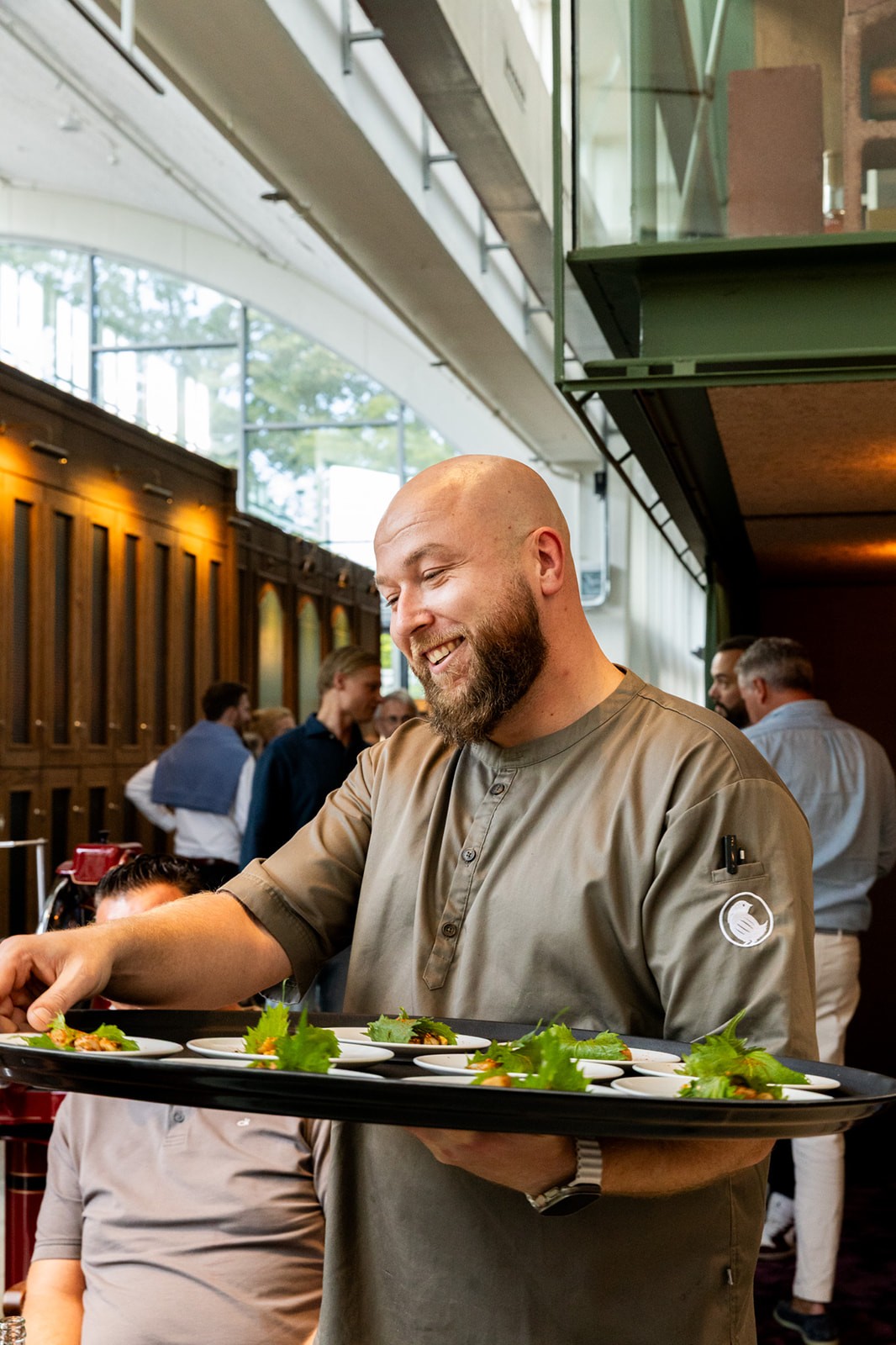 club-birdies-amsterdam-serveerder-met-amuses-in-industrieel-indoor-golf-restaurant