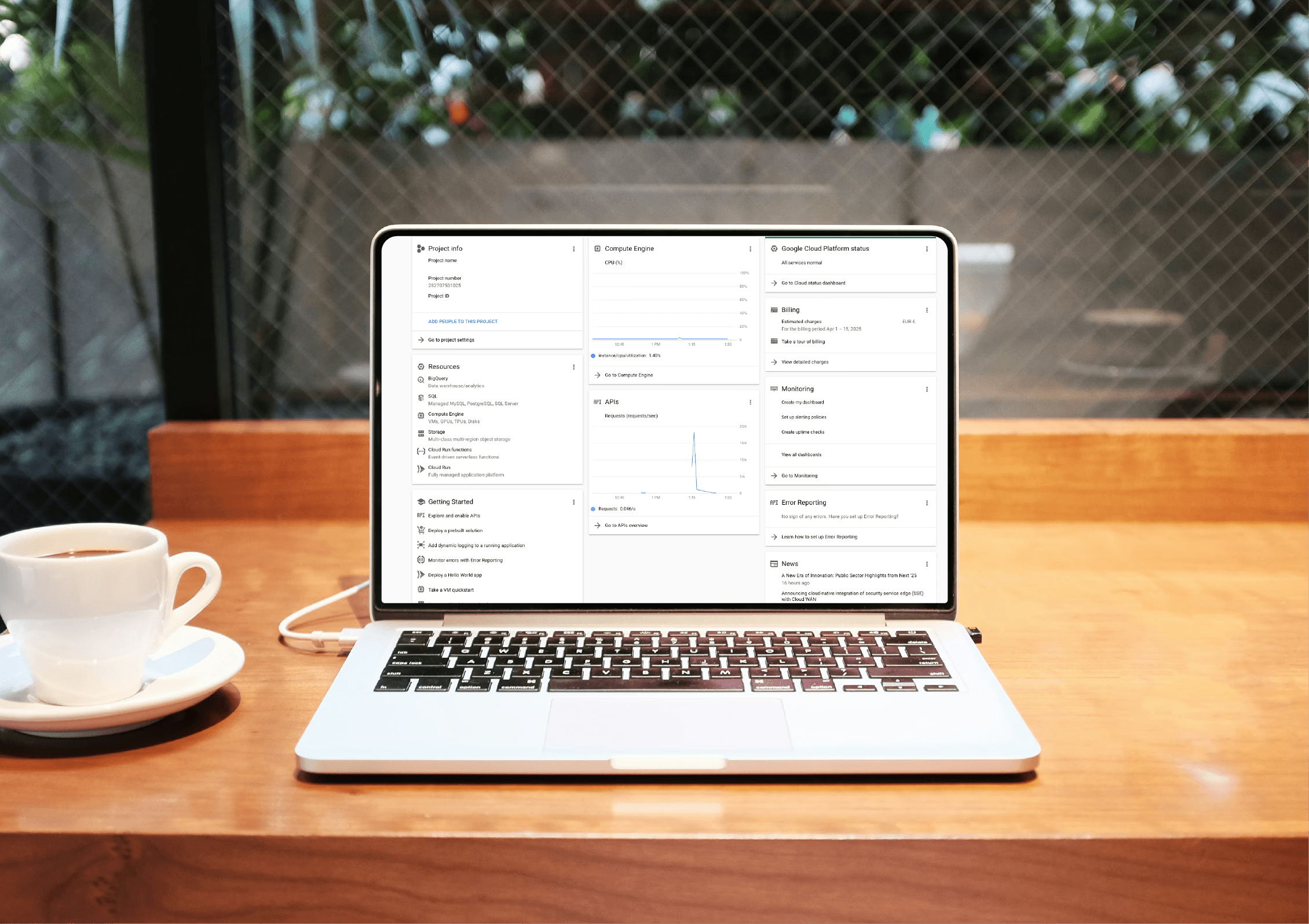 Laptop mit Dashboard zur Übersicht wichtiger Daten und API-Statistiken, daneben eine Kaffeetasse auf einem Holztisch