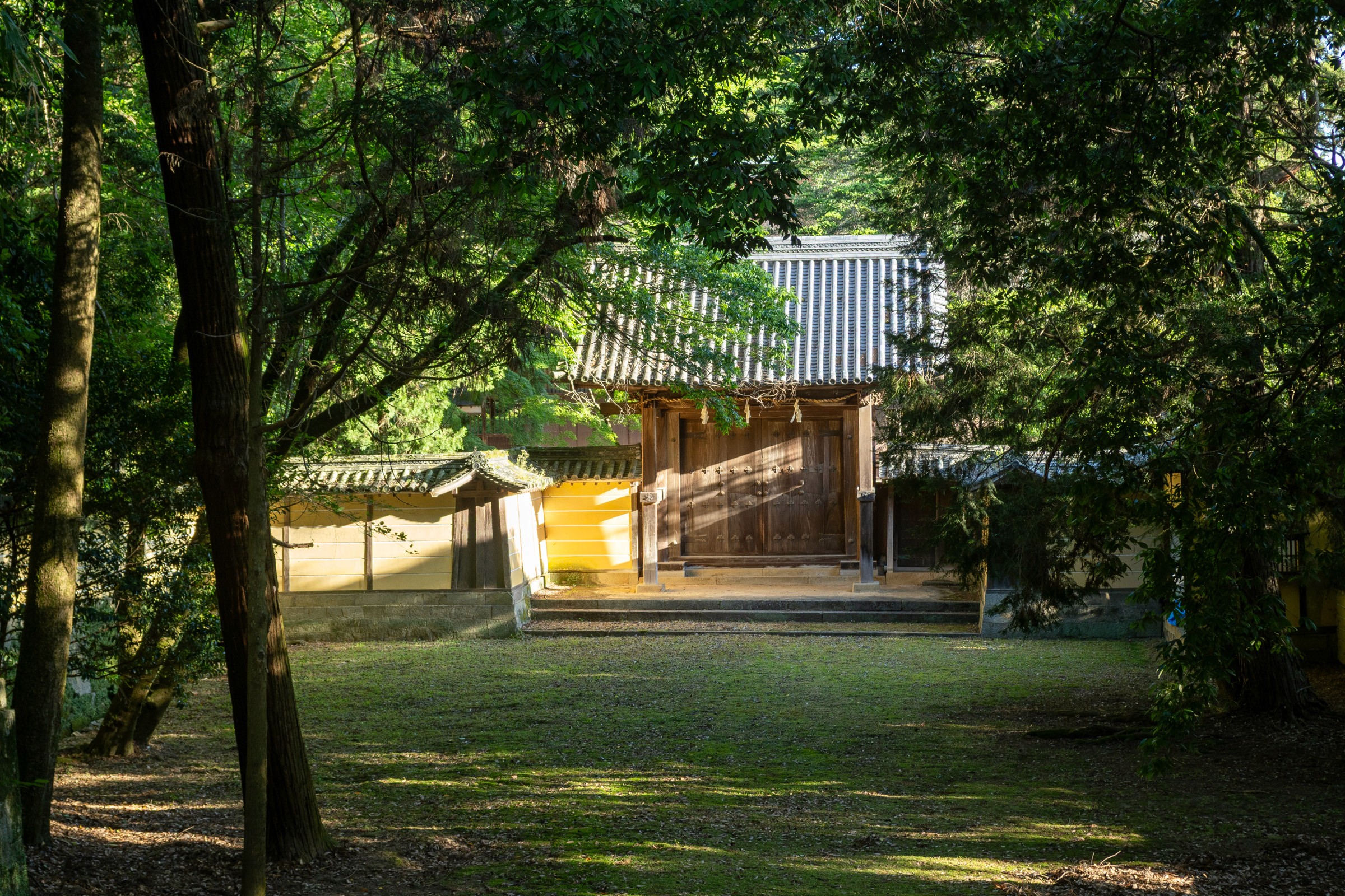 Kotohira shrine entrance in Kagawa, showing architectural depth estimated at f/8 by the aperture analysis system