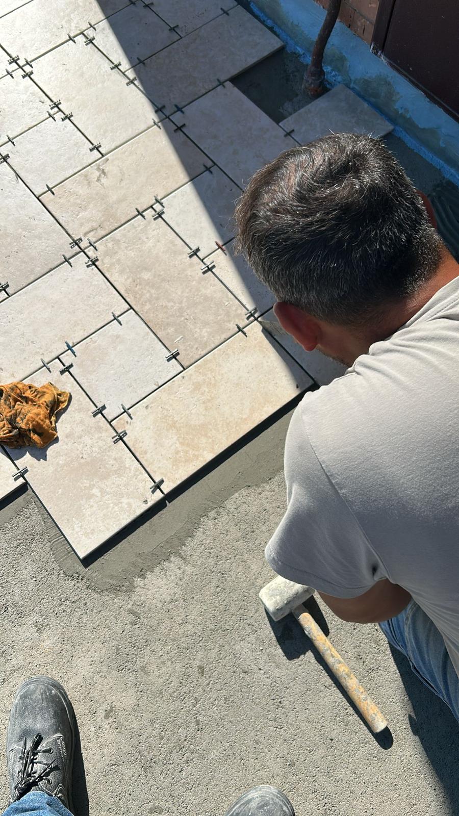 Valentino raffaele titolare di kiko ristrutturazioni posa un pavimento in terrazzo su massetto con distanziatori