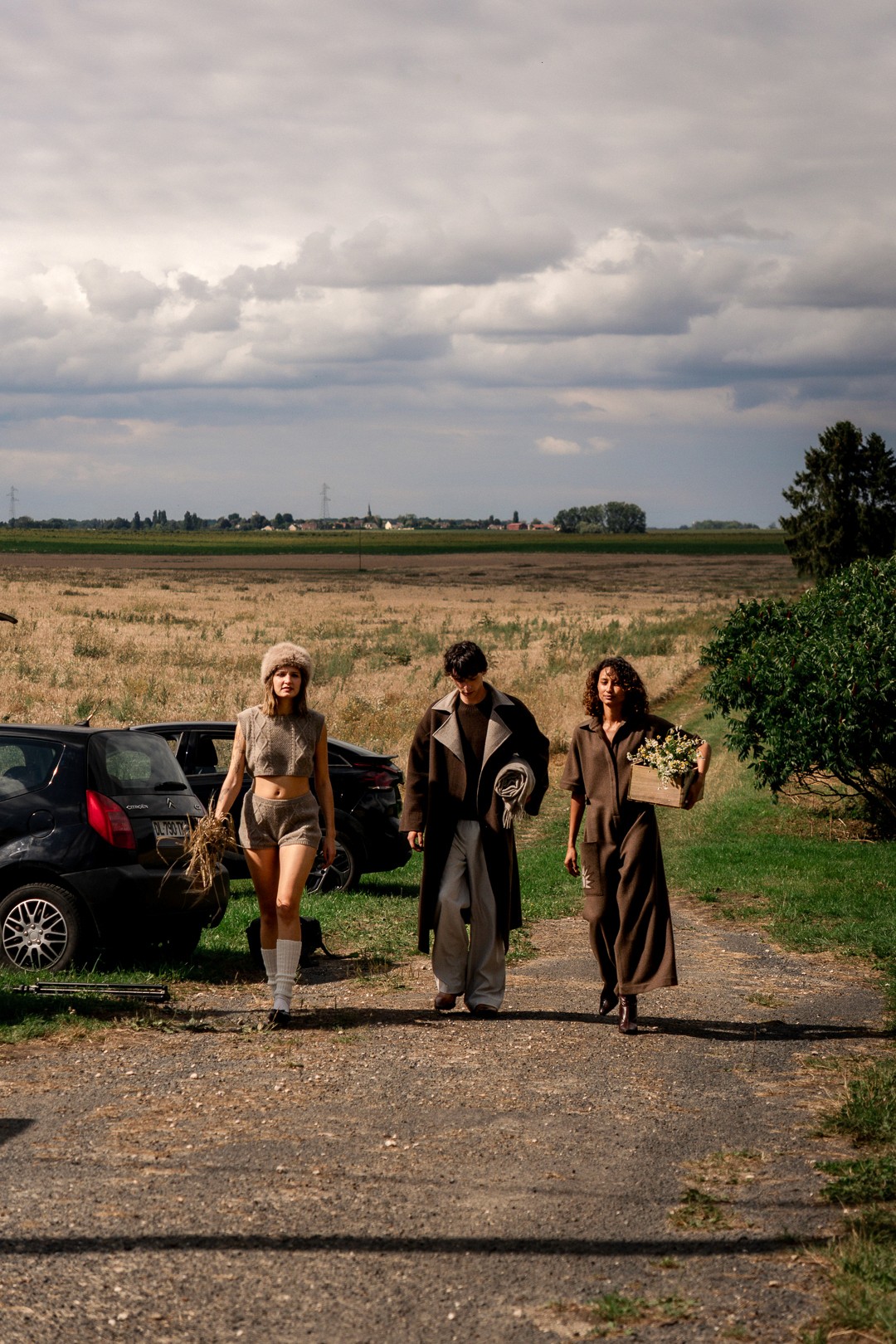 Scène de transition filmée en pleine plaine agricole.