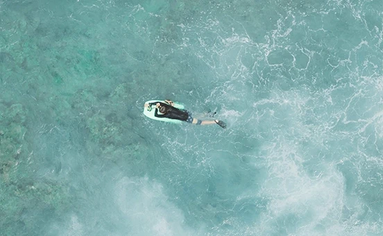 Faire du bodyboard dans la mer