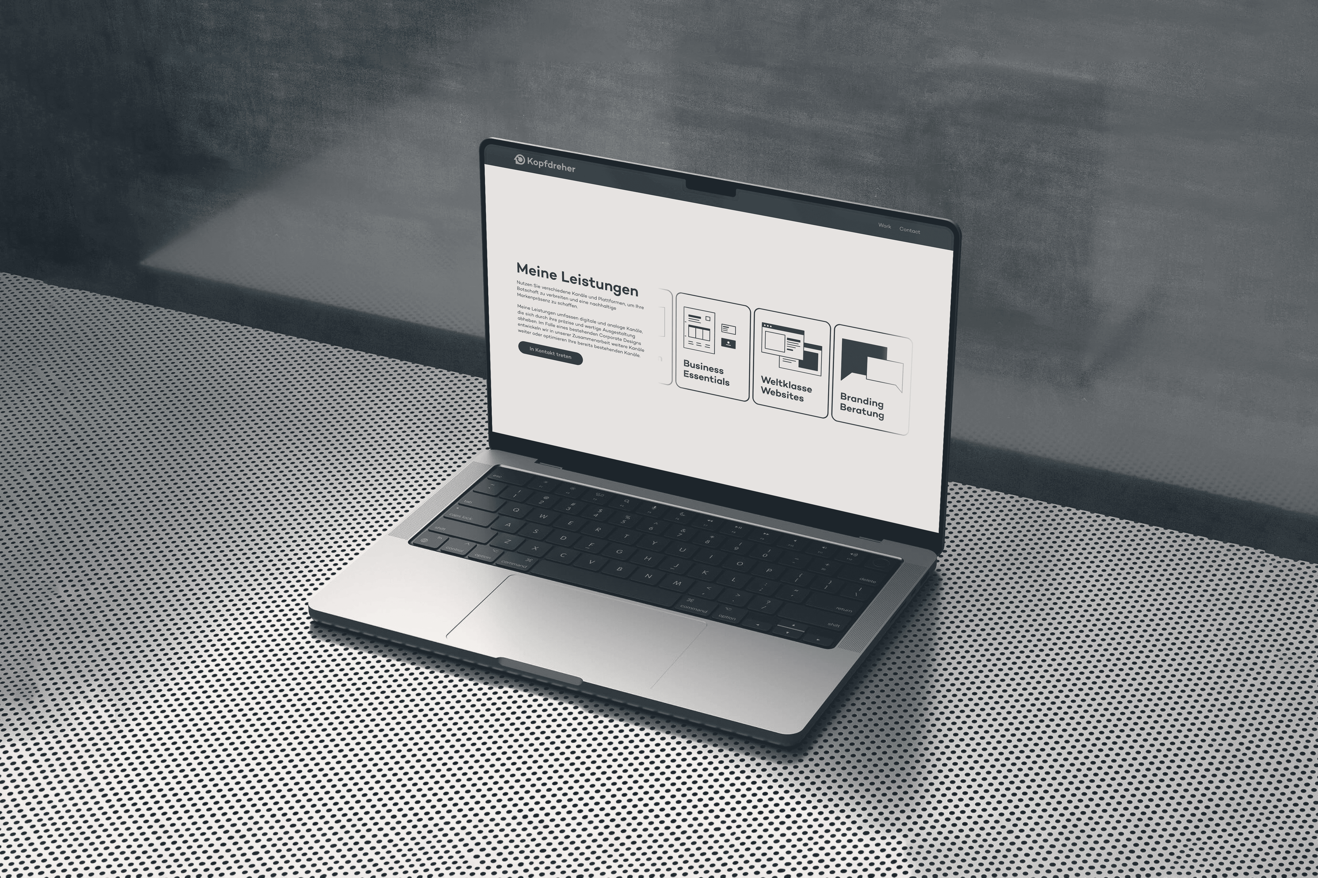 Ein Mockup eines MacBooks mit einem Kopfdreher-Webdesign