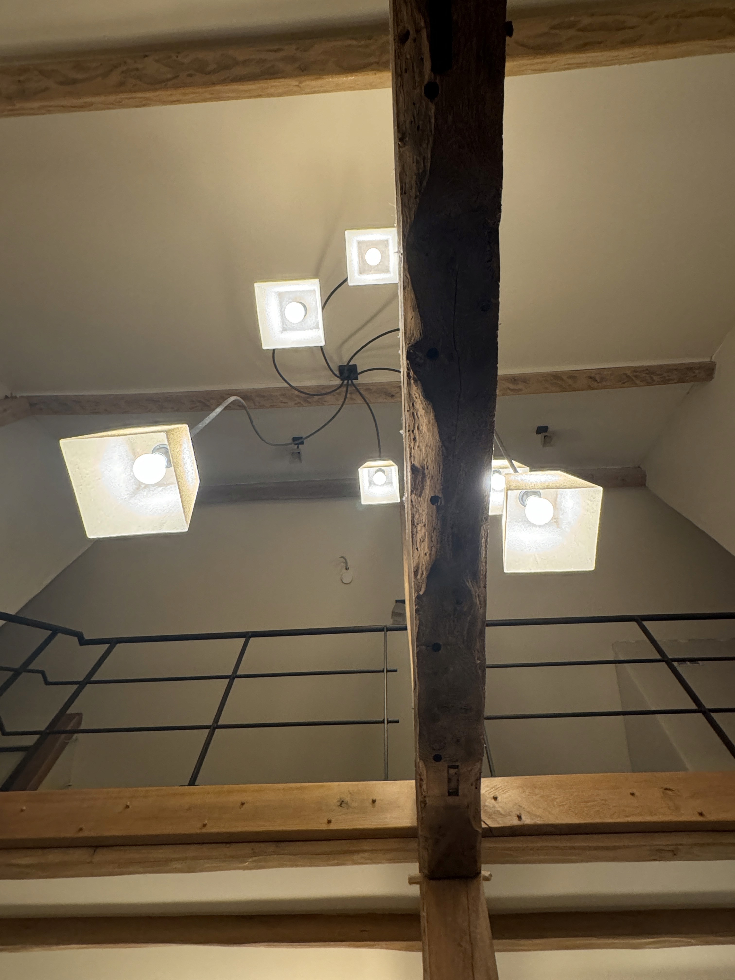 Maatwerk wandverlichting van Bellini Lighting in een gang voor functionele oriëntatie en warme sfeer